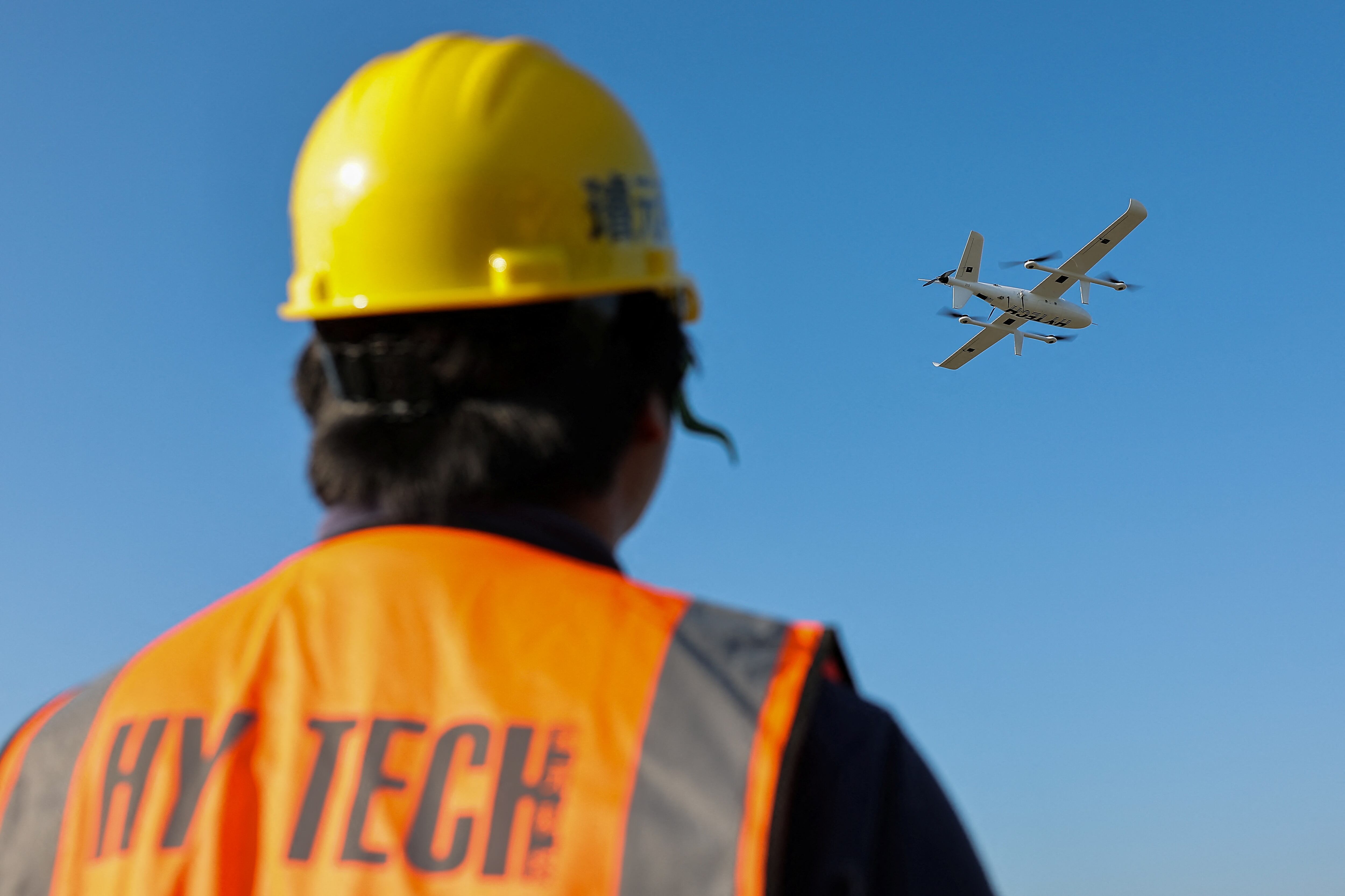Un miembro del personal de Hsuan Yuan Tech Co. opera un dron en Tainan, Taiwán. REUTERS/Ann Wang