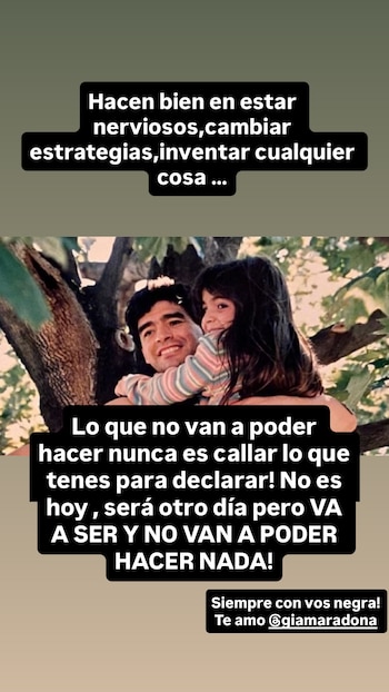 Una foto antigua de Diego Maradona sonriendo, abrazando a su hija Gianinna cuando era niña, quien también sonríe. Hay texto superpuesto en blanco sobre negro