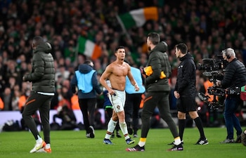 La leyenda lusitana se retira del campo sin su camiseta. Foto: REUTERS/Clodagh Kilcoyne