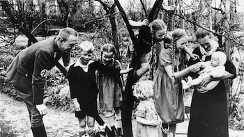 Secuestros, estímulo para los soldados y prohibición del aborto: el plan nazi para crear una “fábrica de niños arios”