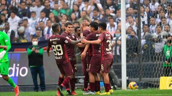 Universitario de Deportes se llevó el último clásico del 2022 con goles de Leonardo Rugel y Alexander Succar.