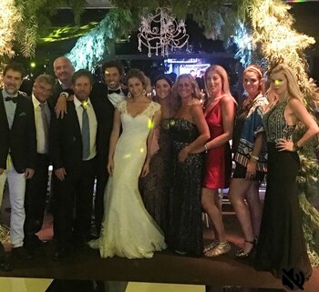 Lola junto a otras amigas