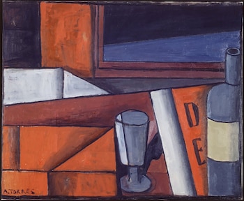 Pintura de Augusto Torres con formas geométricas en naranja, marrón, azul, blanco y gris. Se ven un libro, cajas, botella y vaso en una composición abstracta
