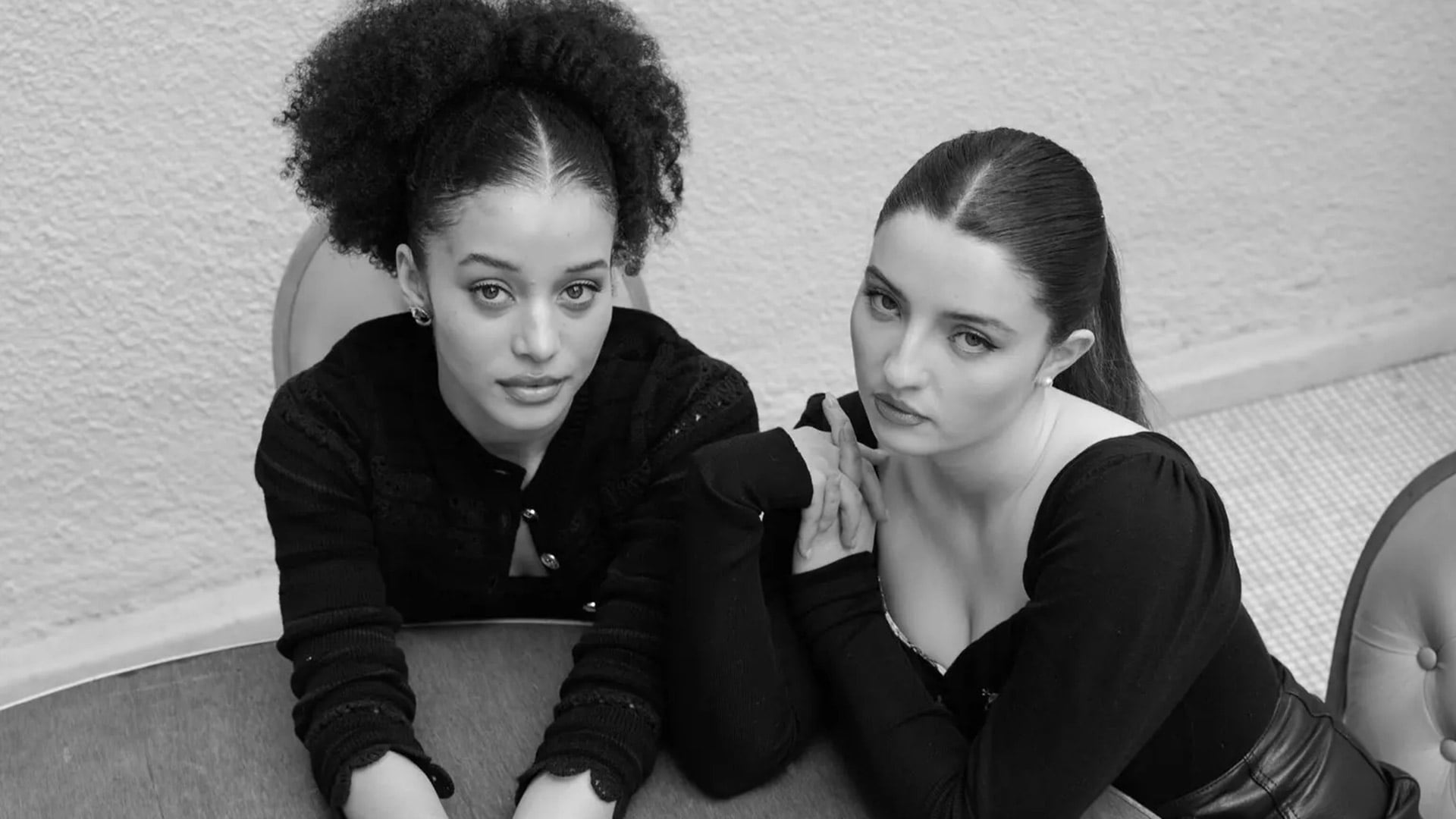 La serie retrata los retos universales de la adolescencia femenina, trascendiendo las fronteras de Gilead y mostrando la importancia de la comunidad y la amistad