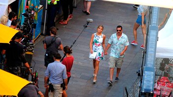 Su estilo mezclando prendas holgadas