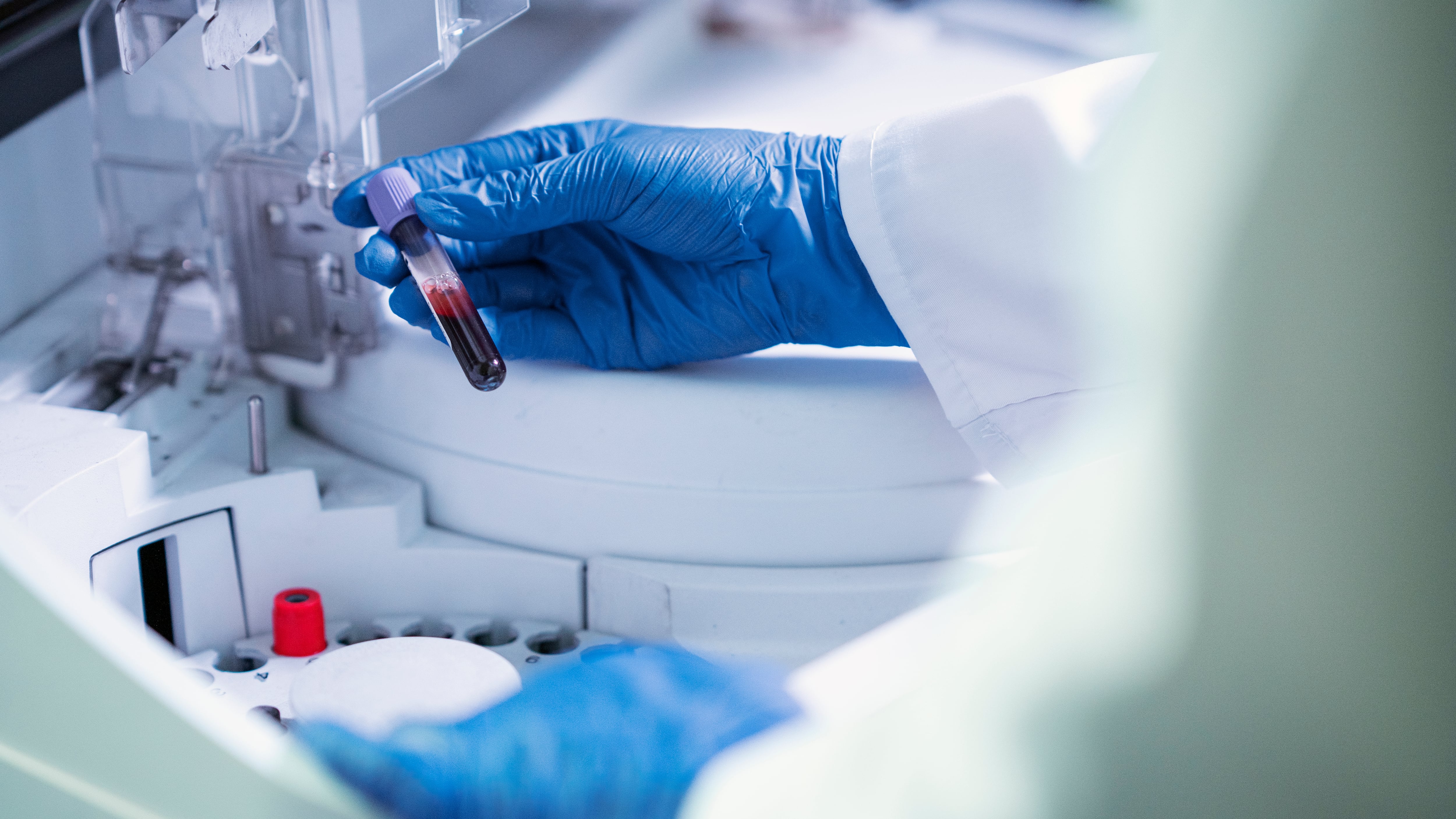 El estudio de King’s College London analiza 233.496 participantes del UK Biobank para detectar envejecimiento biológico acelerado y su relación con demencia. (Freepik)