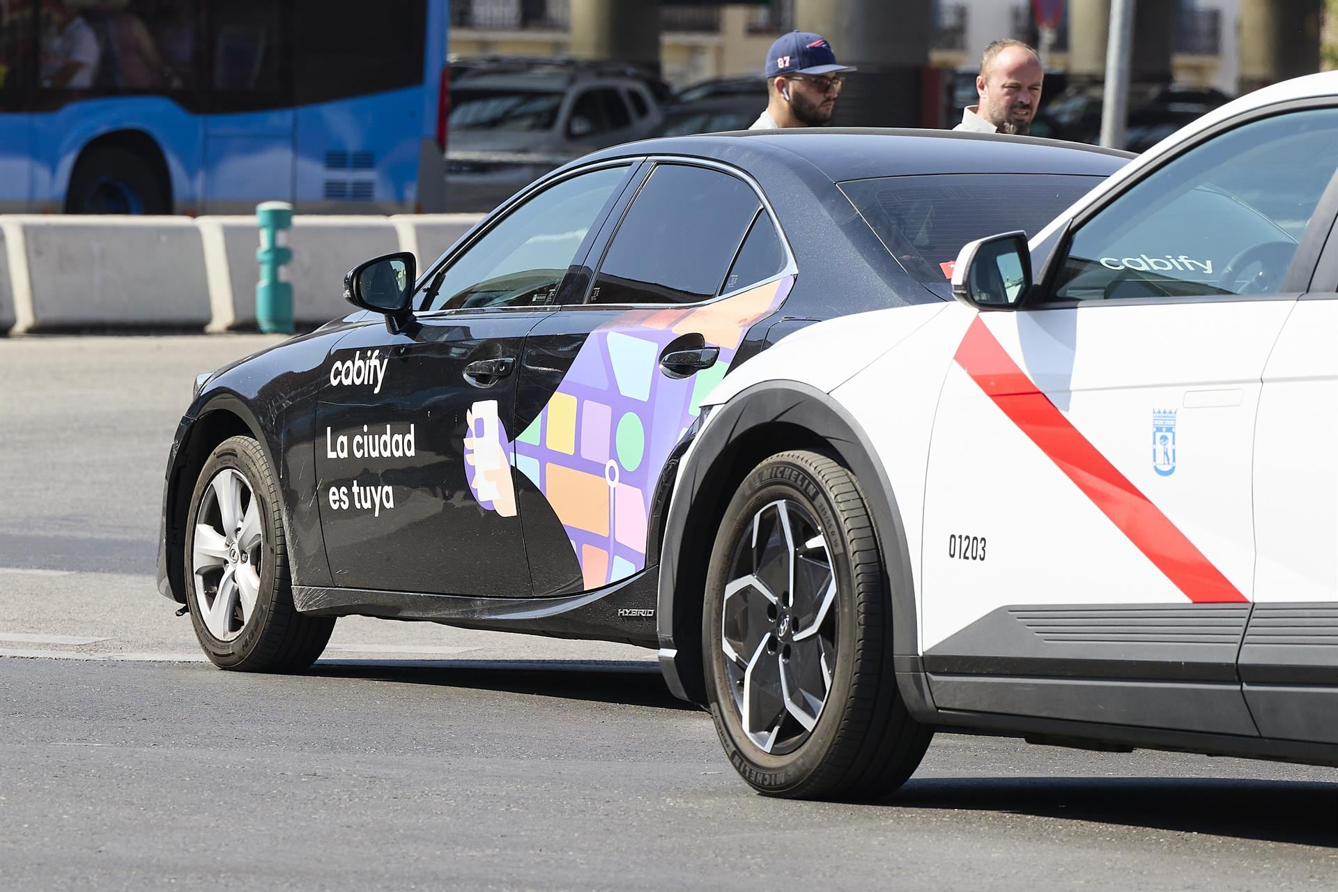 Archivo - Un vehículo de Cabify al lado de un taxi en la zona de Atocha (Jesús Hellín - Europa Press)