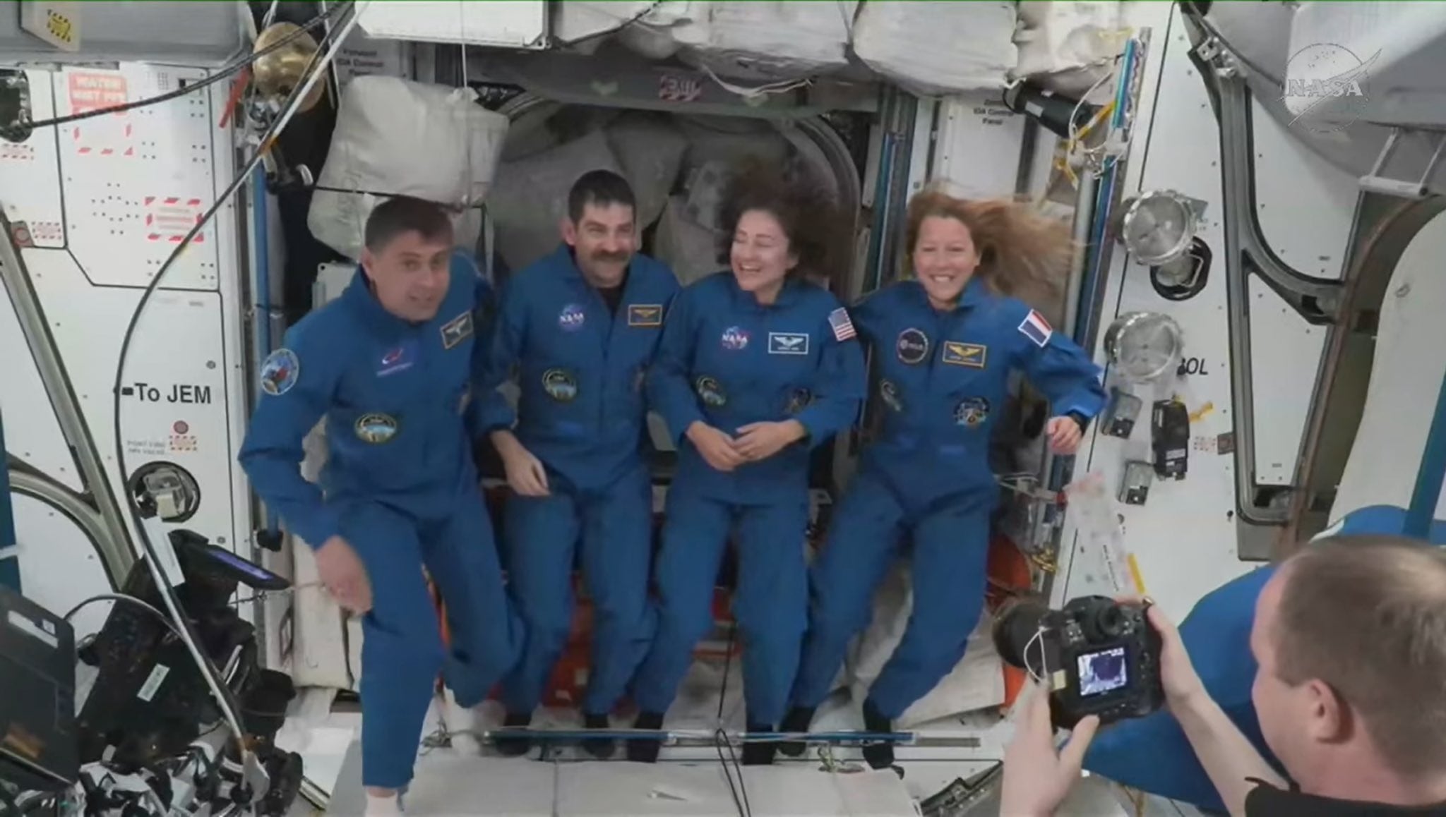 Cuatro astronautas llegaron a la Estación Espacial Internacional tras la evacuación médica de la misión anterior