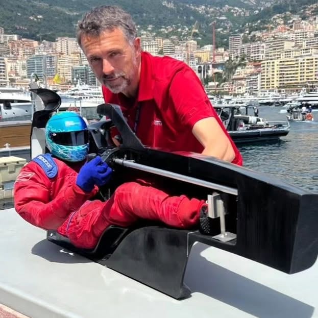 Albert reproduce a escalas partes de autos de F1 para explicar determinados funcionamientos (Facebook Albert Fabrega)