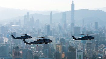 Helicópteros sobrevuelan Taiwán @MoNDefense