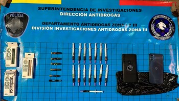 Teléfonos y vapeadores incautados junto