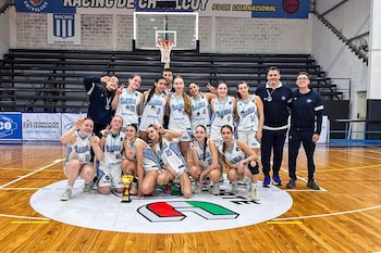 La selección de básquet de Bahía Blanca alcanzó el subcampeonato en el Provincial U15 femenino con Simona Ginóbili en la delegación (Bahiense del Norte/Facebook)