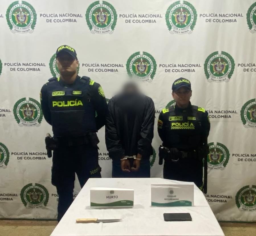 El detenido amenazó a sus víctimas con un arma blanca. Las autoridades recuperaron los elementos robados - crédito Mebog