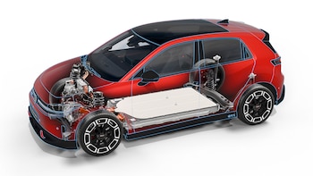 Coche eléctrico rojo Volkswagen ID.Polo GTI en vista de corte sobre fondo blanco, con batería plana en el piso y motor delantero visible