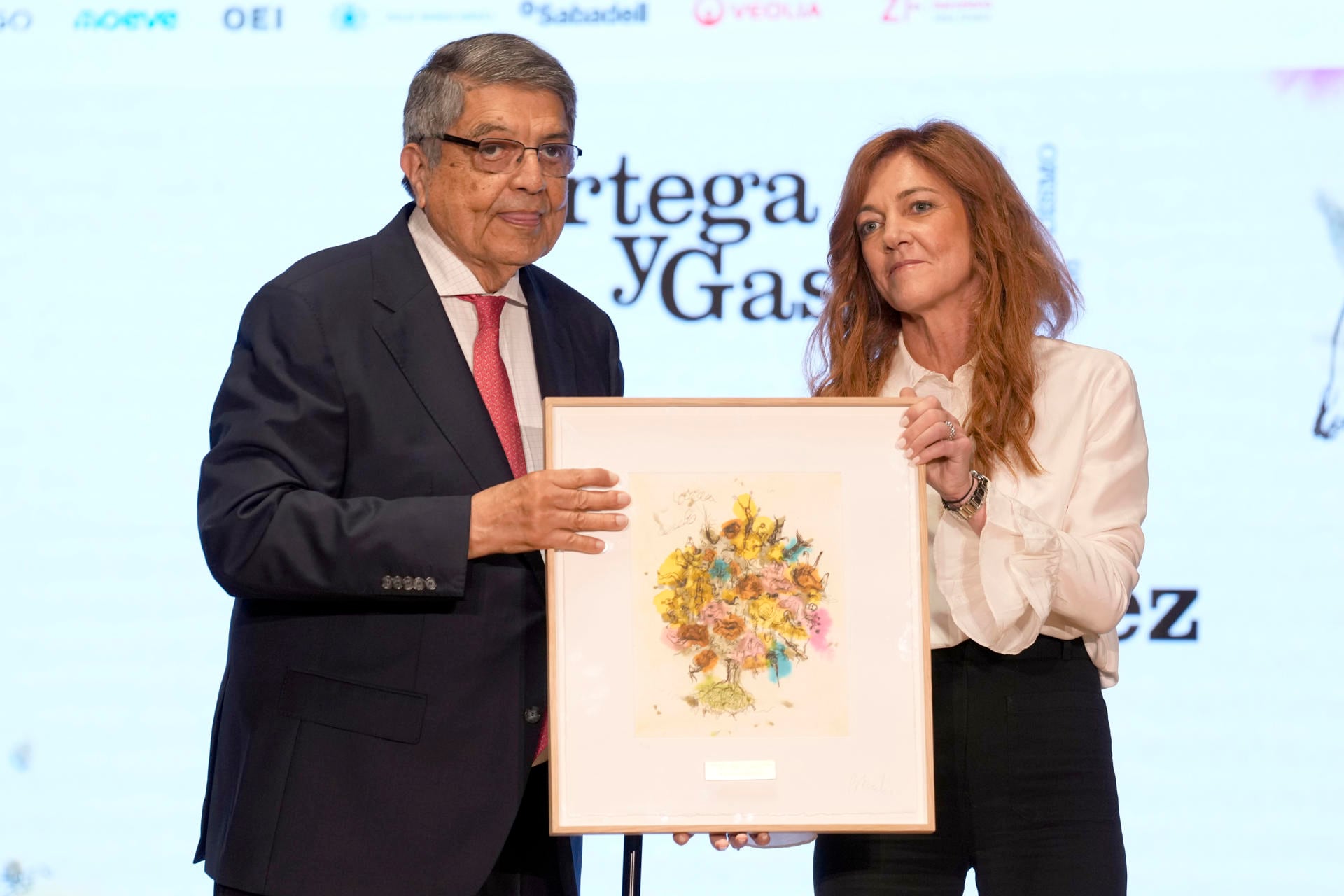 El periodista Sergio Ramírez recibe el premio de manos de la conselera delegada de Prisa Media, Pilar Gil (EFE/Alejandro García)