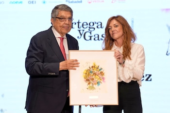 El periodista Sergio Ramírez recibe el premio de manos de la conselera delegada de Prisa Media, Pilar Gil (EFE/Alejandro García)