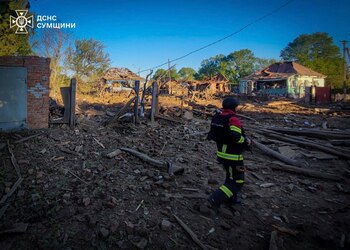 Un rescatista camina en un