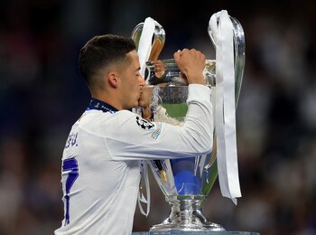 Lucas Vázquez con el trofeo