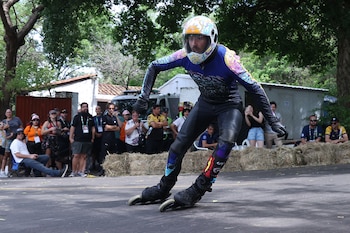 Pablo Soler de España compite en la prueba de Downhill en linea masculino durante los Juegos Mundiales de Patinaje (World Skate Games) en Asunción (Paraguay). (EFE/ Juan Pablo Pino)