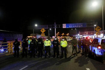 Soldados y policías vigilan el