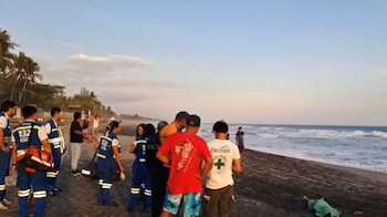 Los estudiantes universitarios de la UNICAH, Fredy Arnulfo Valle Aguilar y Alexis Roberto Romero Lemus, fallecieron tras ser arrastrados por el mar en playa Las Flores. (Cortesía: Cruz Verde)