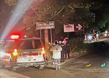 Cruz Roja Salvadoreña trasladó a un hospital a los dos adolescentes lesionados en el accidente de motocicleta en La Libertad. (Foto cortesía Comandos de Salvamento)