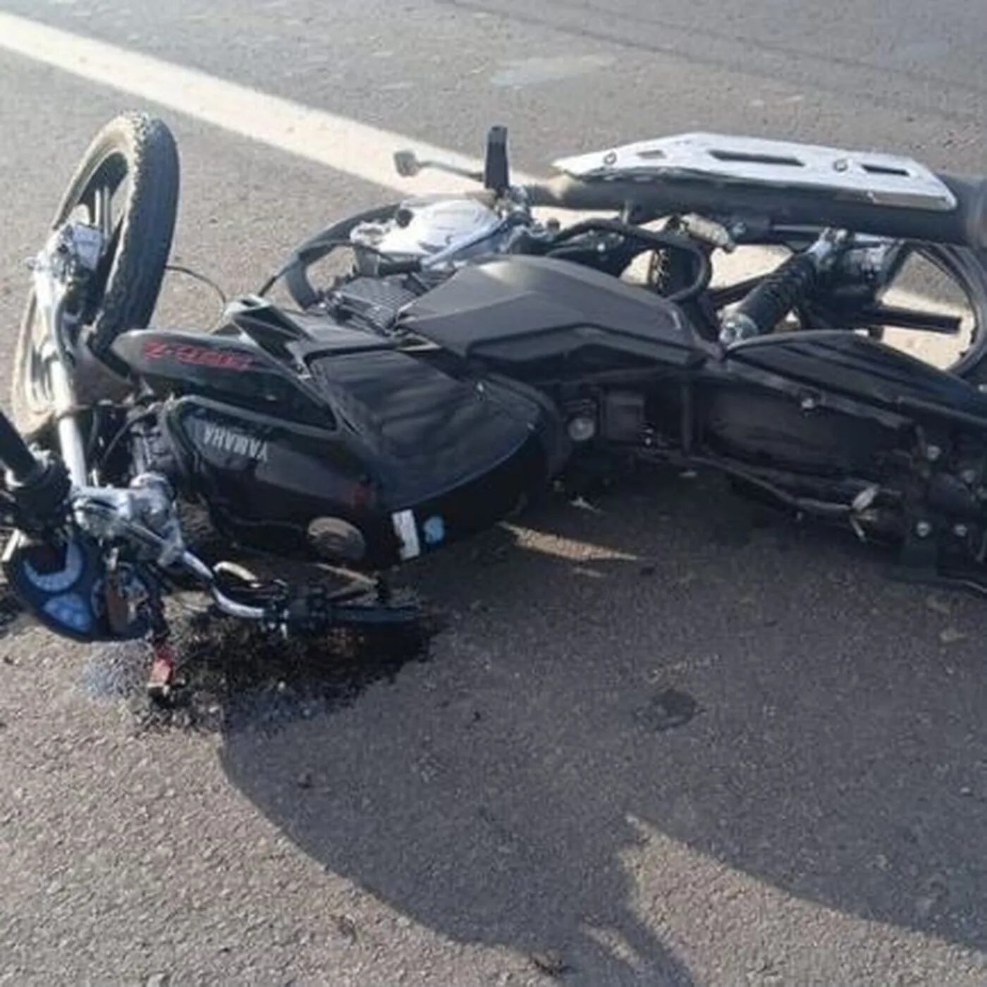 El motociclista fue atendido por médicos en el Hospital Rossi luego del impacto ocurrido durante la mañana en el acceso a la ciudad (Fotos: 0221)
