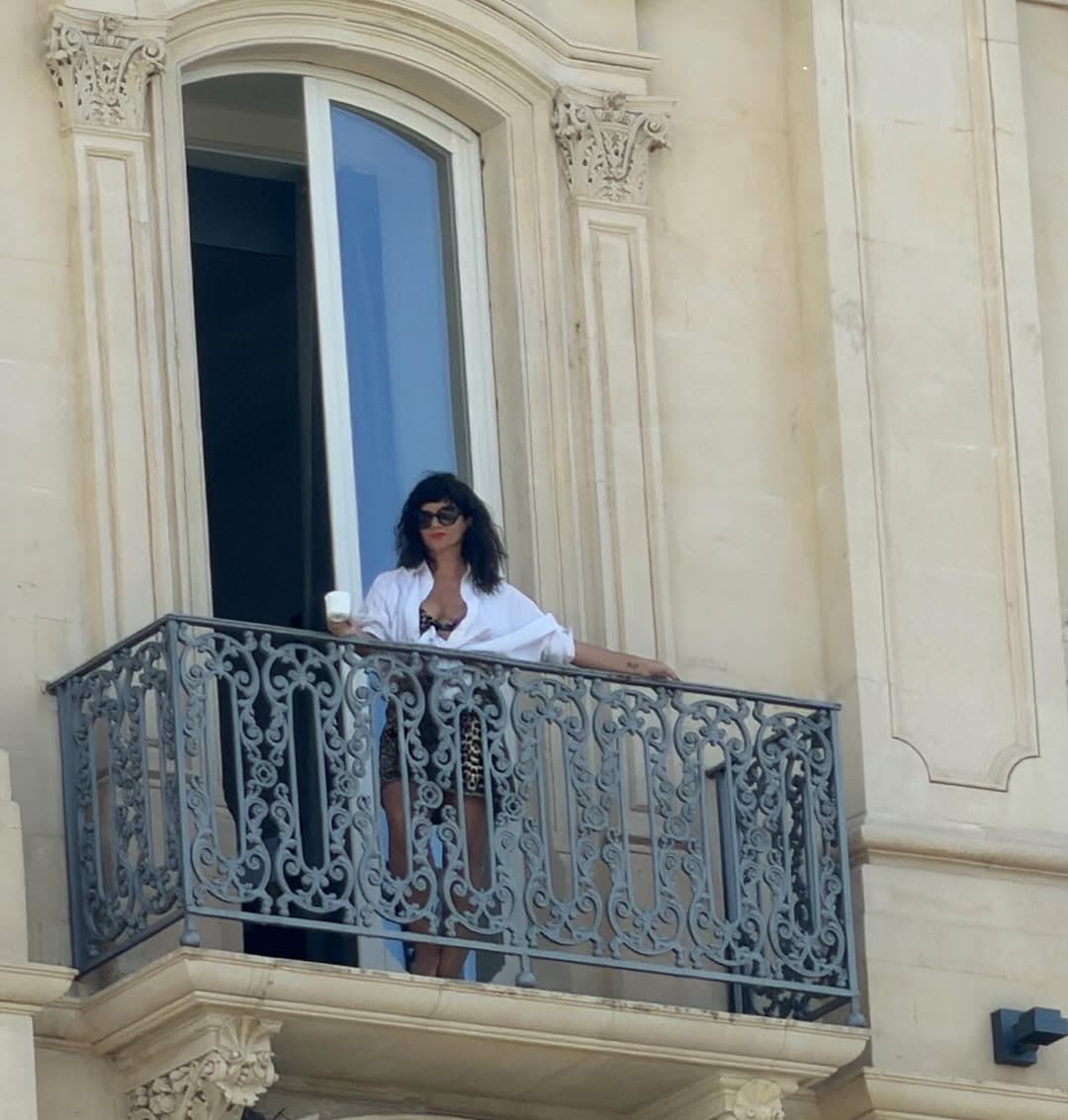 Desde el balcón de su cuarto, Griselda posó con una camisa de color blanco