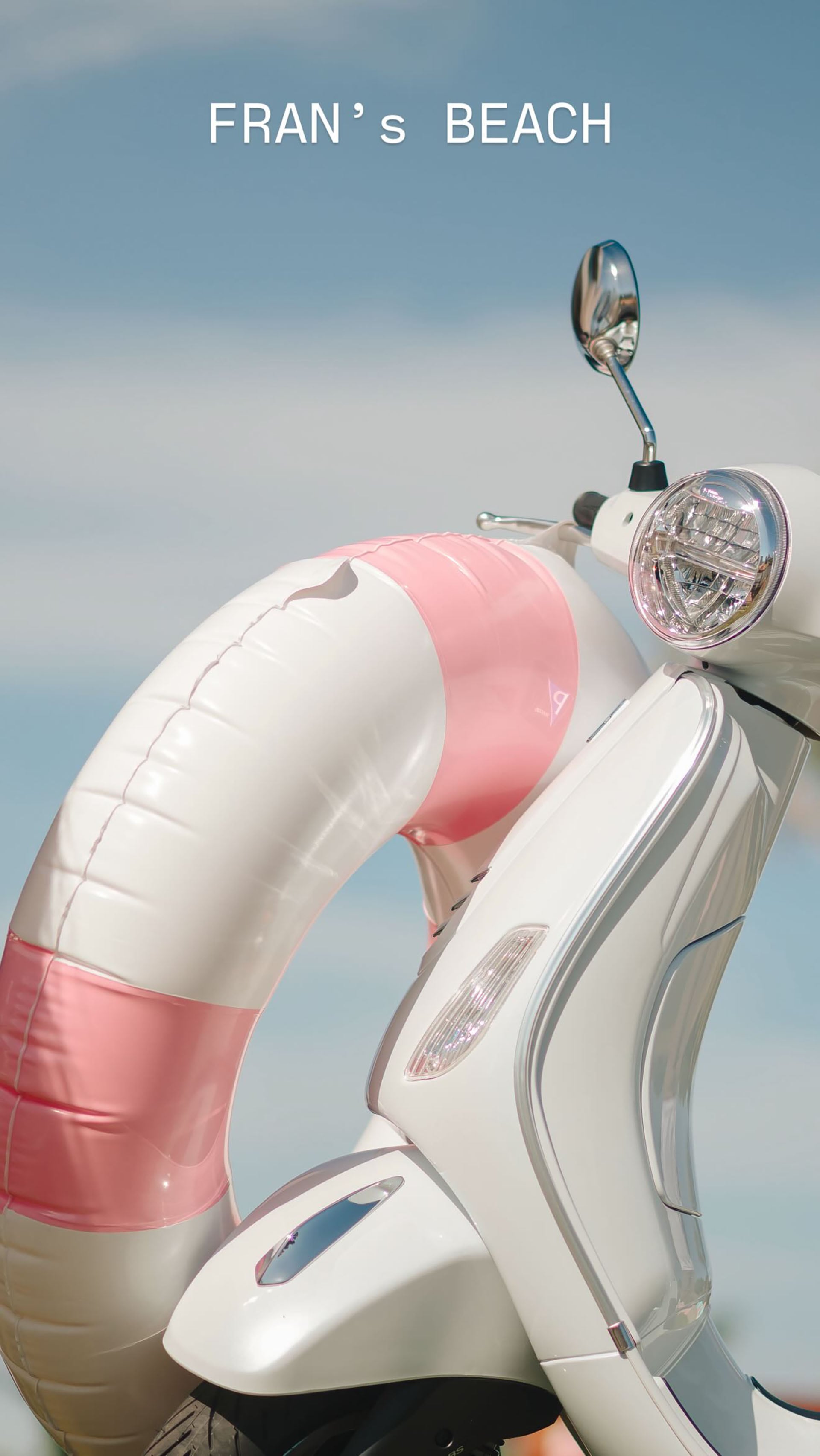 Un flotador inflable blanco y rosa, apoyado sobre una moto Vespa, remite al concepto “FRAN’s BEACH” (Instagram)