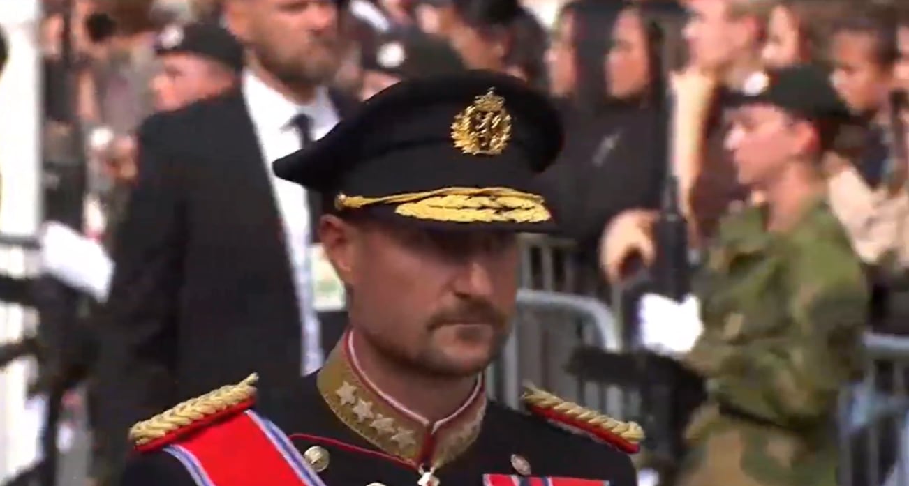 El rey Haakon encabeza la comitiva funébre del funeral de su padre, el rey Harald