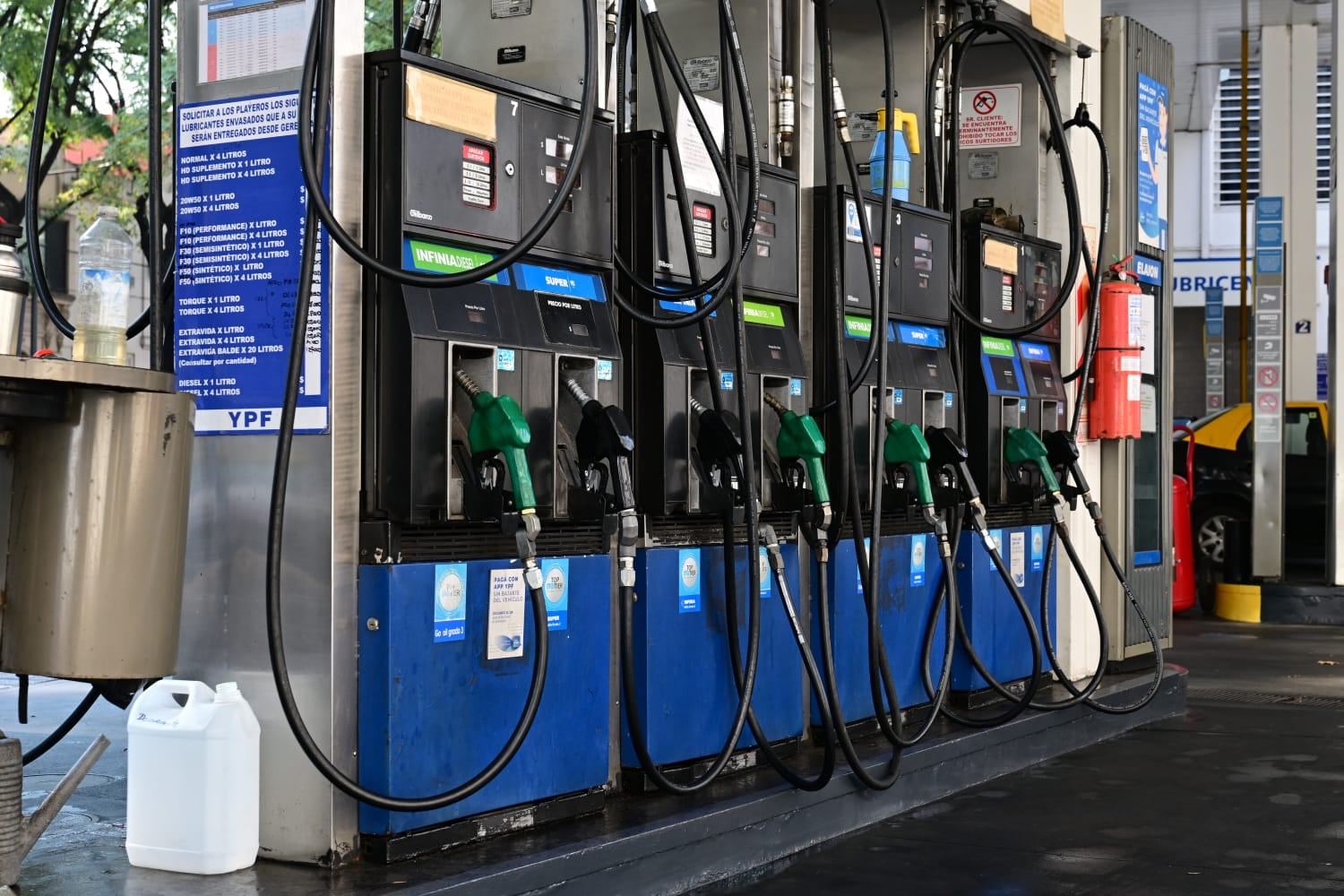 En el mercado argentino hay cuatro tipo de combustibles, dos naftas convencionales y dos diésel. (Maximiliano Luna)