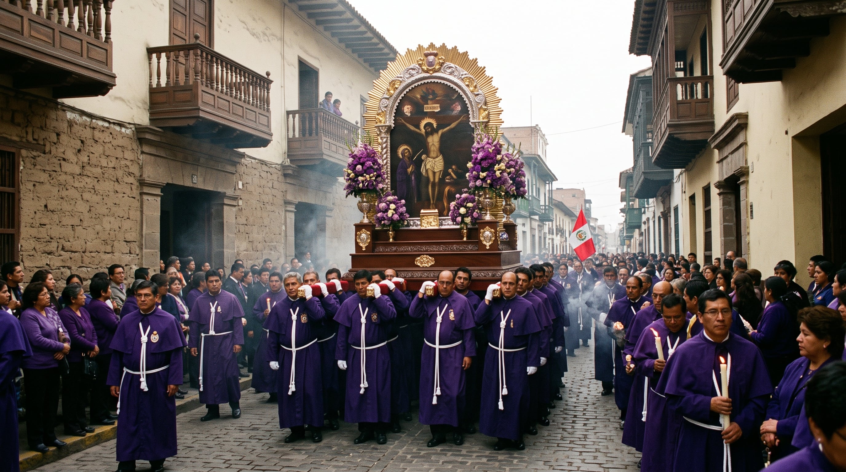 Miembros de la hermandad cargan el anda del Señor de los Milagros durante el tradicional recorrido procesional por las calles del centro histórico de Lima. (Imagen Ilustrativa Infobae)
