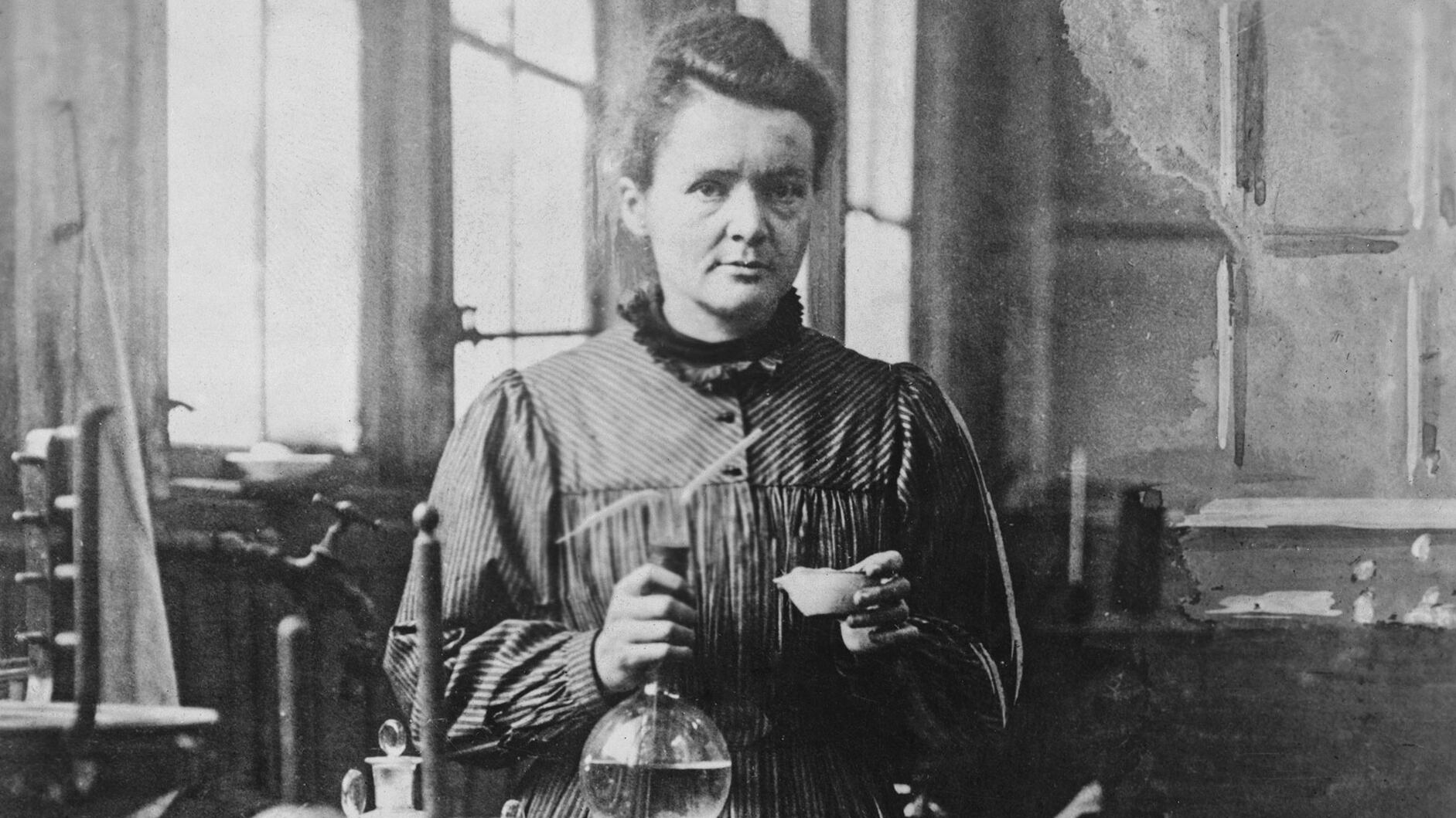 Marie Curie aisló el radio y el polonio a partir de minerales de Jáchymov, marcando el inicio de la era nuclear (Bettmann)