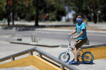 Un niño juega en un