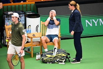 Holger Rune desconsolado tras desgarrarse