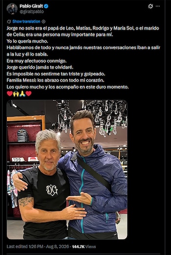 Captura de pantalla de un tuit de Pablo Giralt. Muestra una foto de dos hombres: uno con pelo gris y camiseta negra, otro con barba y campera azul. Fondo con estantes y lámparas