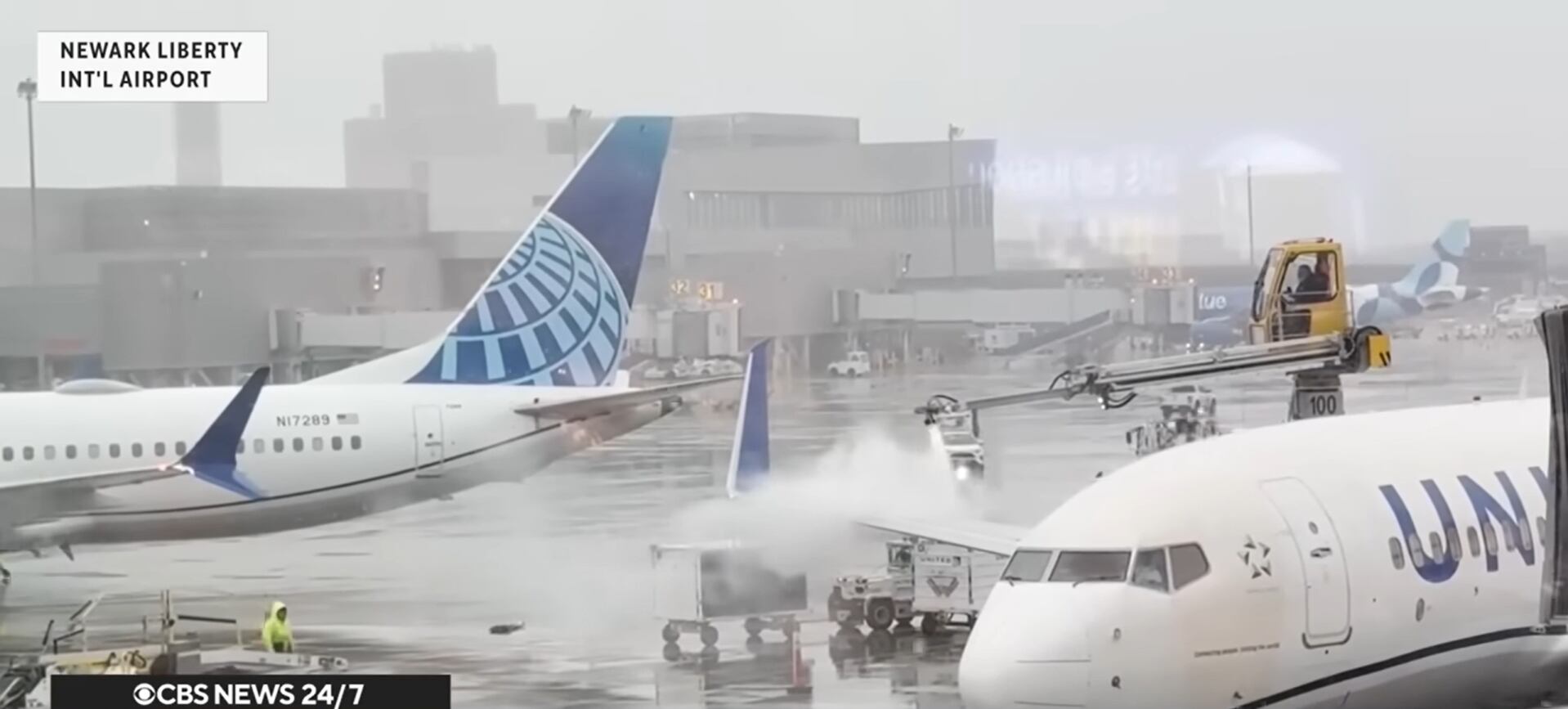 El temporal forzó la cancelación de más de 11.000 vuelos en aeropuertos de Nueva York, Boston y Filadelfia. El martes ya retomaron los servicios progresivamente (CBS News)