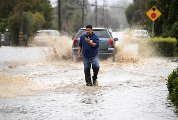 Un residente camina por College