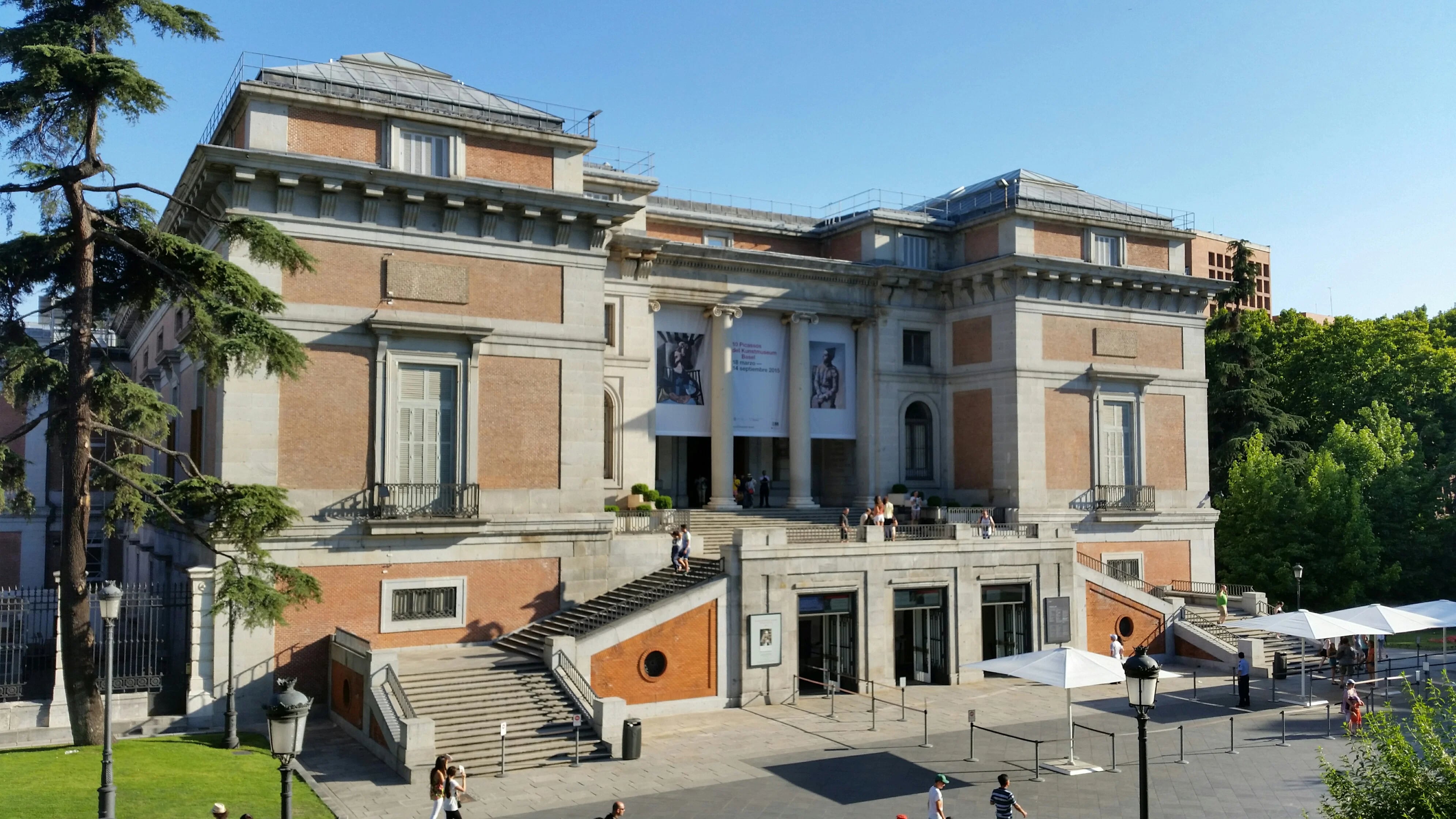 La escalera y puerta de Goya del Museo del Prado
