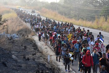 Migrantes caminan por una autopista hacia Arriaga, Chiapas, estado sureño de México, el lunes 8 de enero de 2024, en una caravana que se dirige hacia la frontera norte con Estados Unidos. (AP Foto/Édgar H. Clemente)