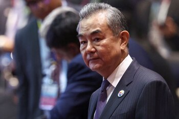 FOTO DE ARCHIVO. El ministro de Relaciones Exteriores de China, Wang Yi (REUTERS/Chalinee Thirasupa)