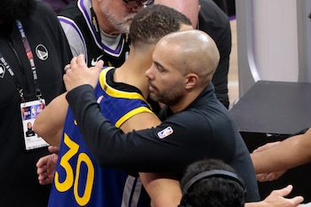 Jordi Fernández abraza a Stephen