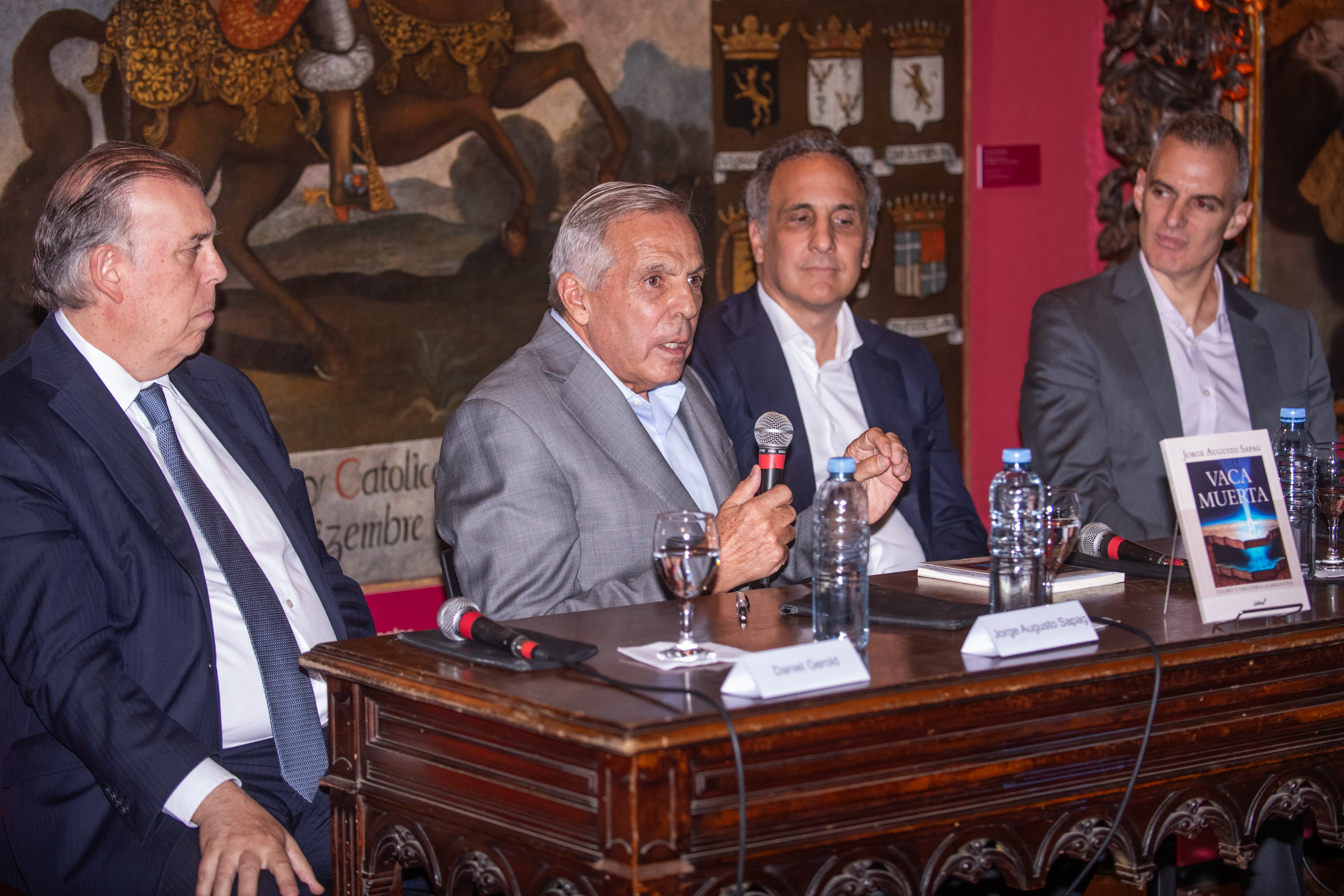 Pionero en ingresar y aprobar en Neuquén y en Argentina el sistema de producción de hidrocarburos con técnicas no convencionales, Sapag examina los factores que hicieron posible el desarrollo de Vaca Muerta, los obstáculos estructurales que debió superar y las decisiones estratégicas que marcaron su consolidación, aportando una mirada tanto técnica como política