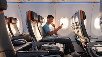 Cuál es la aerolínea de EE. UU. con más espacio en clase económica y qué lugar ocupa en el ranking mundial