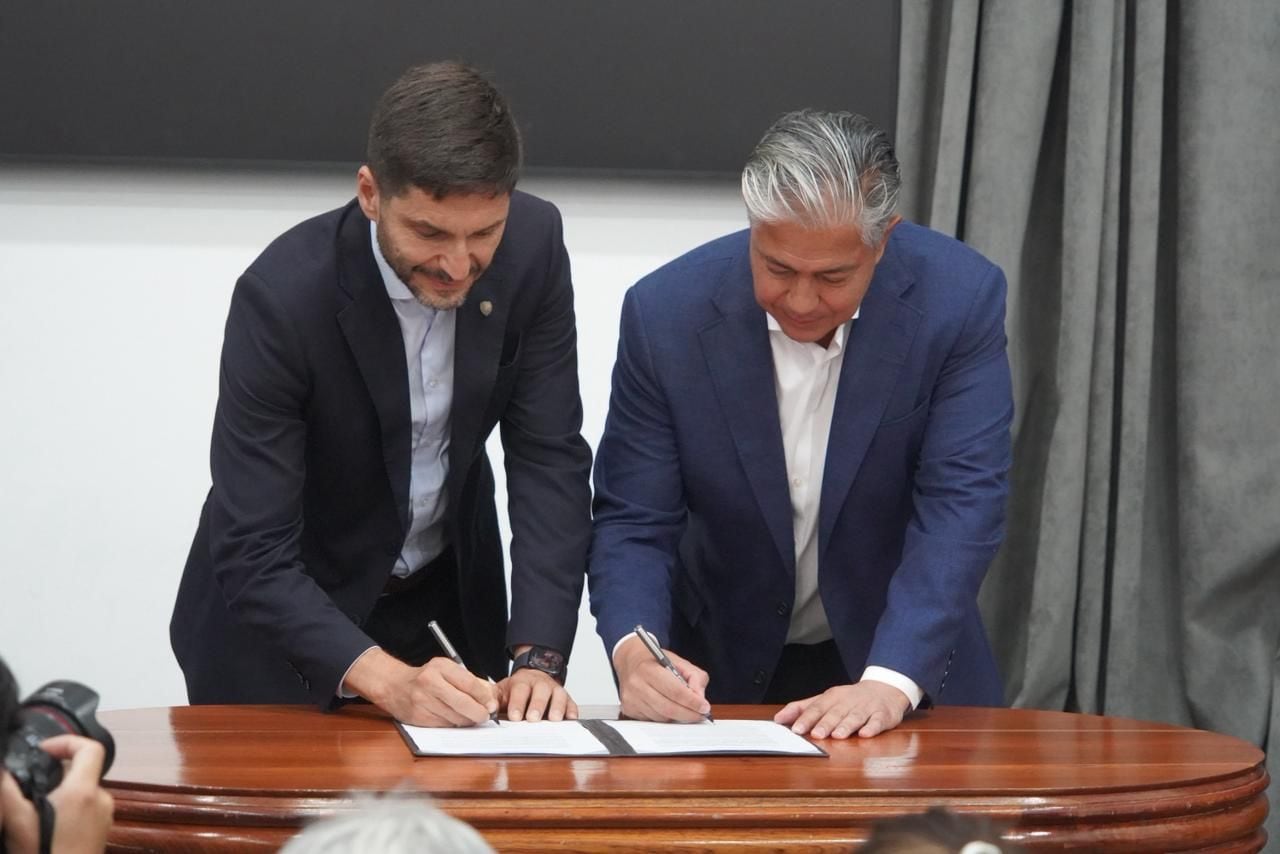 Maximiliano Pullaro y Rolando Figueroa encabezaron el acto de firma del convenio en Neuquén, funcionarios y empresarios participaron de la jornada