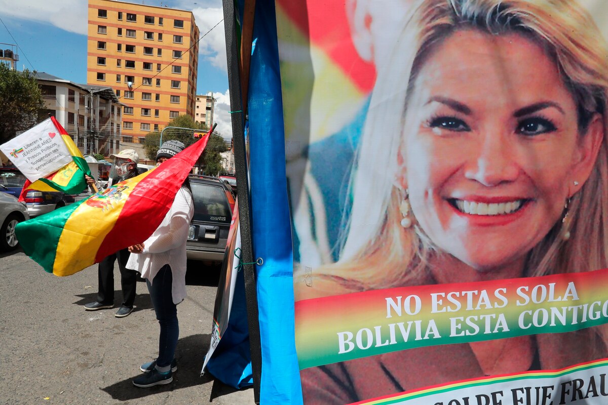 Familiares y simpatizantes de Añez