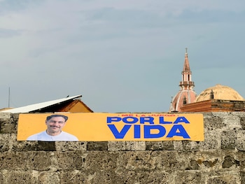 Las imágenes de la publicidad electoral fueron difundidas en redes sociales y generaron diversas reacciones entre los usuarios. - crédito @jorgerojas2022/X