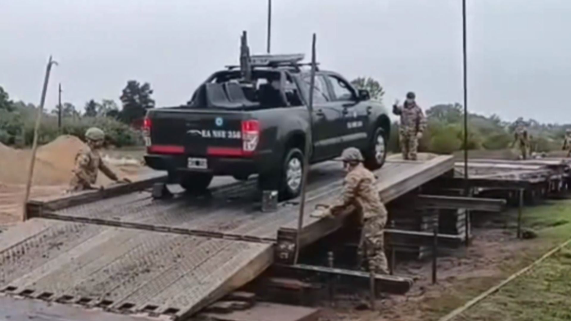 El despliegue del Ejército Argentino mantiene su lógica dual: entrenamiento militar y asistencia civil en emergencias o distribución de vacunas (Ministerio de Defensa)