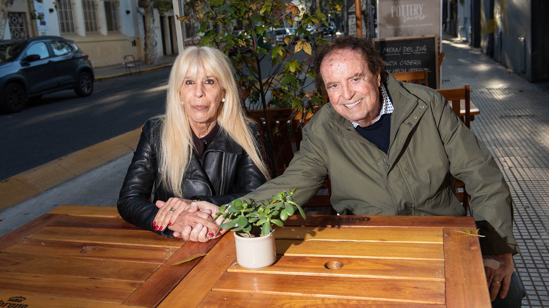 Dyango y Mariona, su mujer desde hace 51 años. Cuando la conoció estaba casado y ya tenía cuatro hijos (Crédito: Gustavo Gavotti)