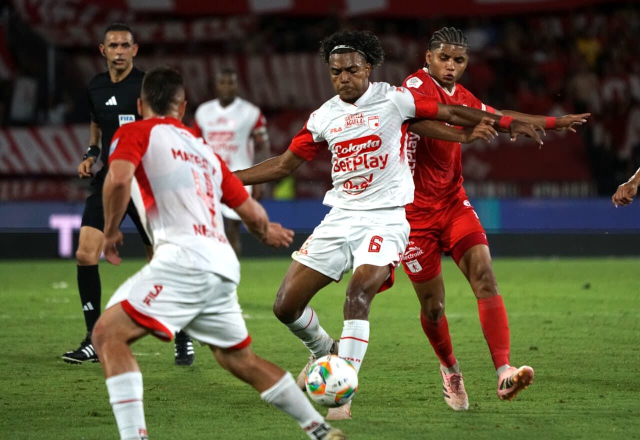 El partido en El Campín genera gran expectativa por la racha positiva de Santa Fe y la necesidad de América de revertir su tendencia fuera de casa en la actual temporada - crédito Colprensa